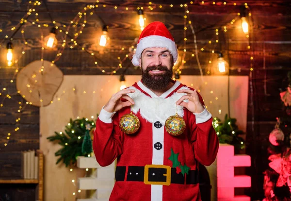 Ik wil het erin zetten. kerstboom decor. winterfeest. wintervakantie. Wacht op kerstcadeautjes. Nieuwjaarsgeschenken. Kerstversiering. Vrolijk kerstfeest. Kerstman hoed. gelukkig bebaarde man elf — Stockfoto