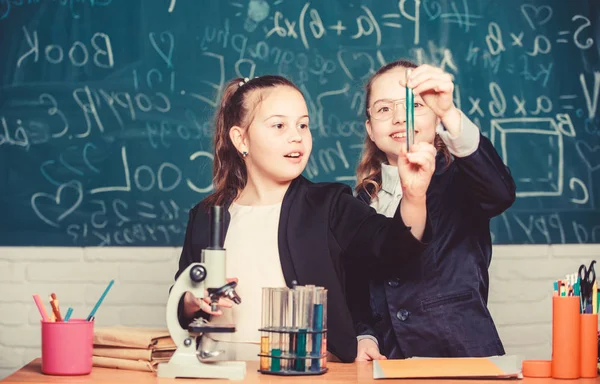 School experiment. Science concept. Privéschool. Gymnasium studenten met diepgaande studie van natuurwetenschappen. Kennis kruispunt moleculaire biologie en chemie. Onderzoek naar school projecten — Stockfoto