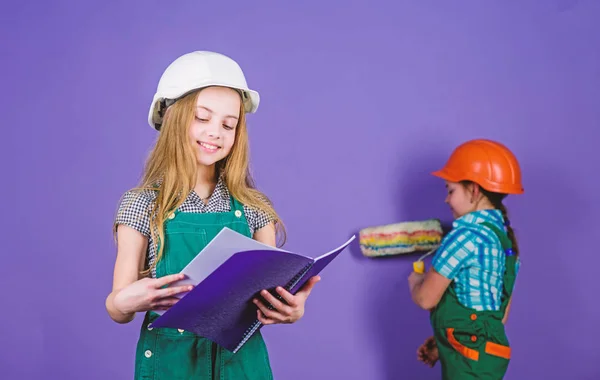 Desenvolvimento de cuidados infantis. Ferramentas para melhorar a si mesmo. Reparação. Profissão futura. meninas pequenas reparando juntos na oficina. Arquiteto engenheiro construtor. Uma criança trabalhadora de chapéu duro. desenvolvimento de crianças — Fotografia de Stock