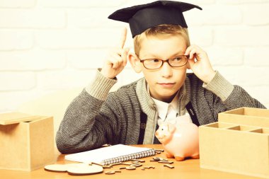 Genç, sevimli, küçük öğrenci.