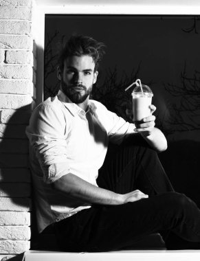 Yakışıklı, sakallı, maço, seksi adam.