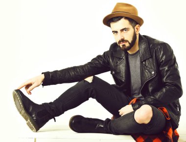 Sakallı, beyaz, bıyıklı ve şapkalı bir hippi.