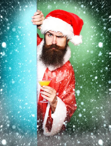 Poważny brodaty Święty Mikołaj człowiek — Zdjęcie stockowe
