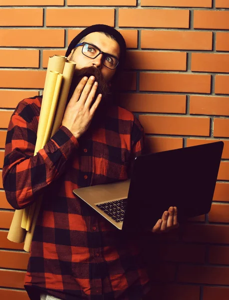 Baard brutale Kaukasische hipster met laptop en ambachtelijk papier — Stockfoto