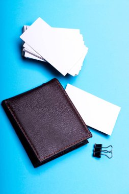 Cyan mavi arka planda kartvizitler var. İş finansmanı