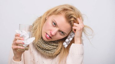 Bir virüs kaptım. Hasta kadın soğuk algınlığı veya grip neden olduğu belirtileri tedavi. Sevimli hasta kız anti soğuk hapları alıyor. Sağlıksız bir kadın hap ve su bardağı tutuyor. İlaç ve artan sıvı alımı