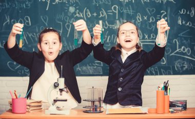 Okul deneyi. Kızlar okul üniforması hipotezlerini kanıtlamak için heyecanlıydı. Yetenekli çocuklar için bir okul. Doğa bilimleri derinlemesine çalışma ile Gymnasium öğrencileri. Okul projesi soruşturması