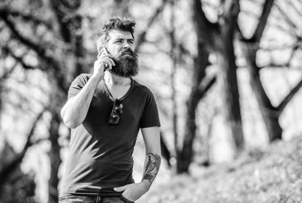 Homem de negócios brutal com telefone móvel. conversa e discussão. Homem barbudo a falar ao telemóvel. Hipster maduro com barba. Conversa de negócios. homem hipster espera smartphone. negócio ágil — Fotografia de Stock