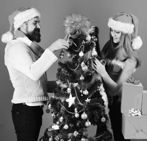 Babbo Natale e sexy ragazza o coppia innamorata decorare albero — Foto Stock