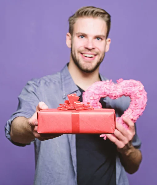愛と恋愛感情の概念。バレンタインデーの贈り物。ロマンチックな贈り物。男ひげと顔は、バレンタインの日を祝うため満足しています。ガール フレンドのためのギフト。流行に敏感なギフト ボックスを保持して紫色の背景を心 — ストック写真