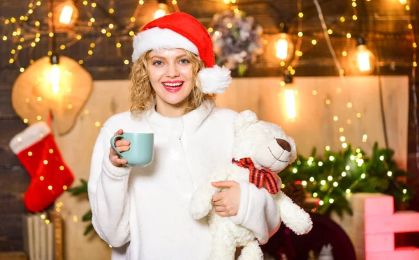 クリスマス前にやるべきことテディベアを持つ女性は茶クリスマスの装飾の背景を飲む。リラックスして充電してください。いくつかの興味深いクリスマス活動の計画。女の子とともにマグカップ熱い飲み物リラックス — ストック写真