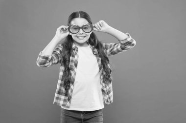 Güneş gözlüğü yaz aksesuarı. Görme ve göz sağlığı. Ultraviyole koruma ve polarizasyon. Optik ve görme. Gözler koruma ve sağlık hizmetleri. Uygun lensler. Yaz Modası. UV koruma