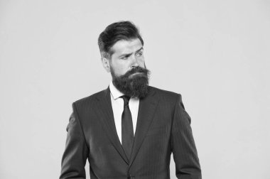 Çünkü buna değersin. İş adamı kıyafeti. Olgun sakallı adam CEO. Başarılı ve karizmatik patron. Liderlik. İşinde kendini geliştir. Kendine güvenen ciddi bir erkek. ciddi niyetler