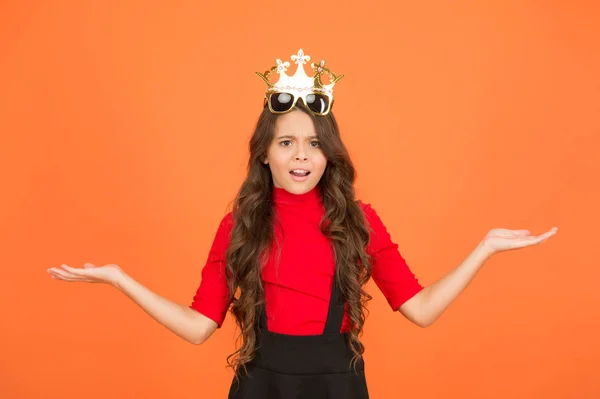 Was passiert ist. Geburtstagskind. Spaß haben. Eventunterhaltung. Luxuriöse Feier. Party gefeiert. als echte Königin feiern. Kind trägt goldene Krone. Königsfeier. Faschingsparty — Stockfoto