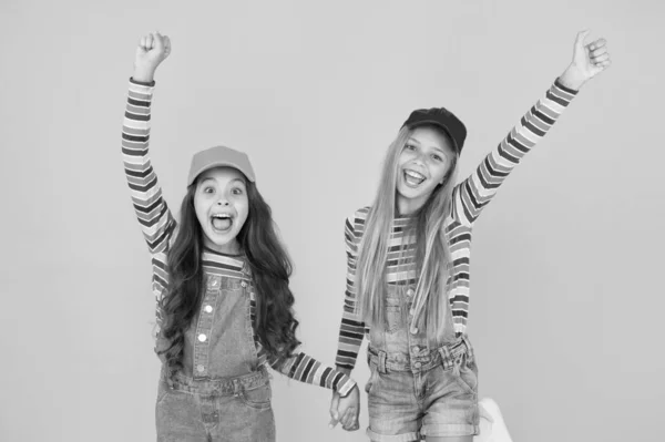 Happy leende Girls Sisters bästa vänner. Sann vänskap. Bekymmerslös och lycklig barndom. Happy barnens dag. Familje utseende. Vänliga och glada barn. Snygga barn. Internationella barnens dag — Stockfoto