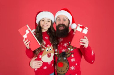 Birlikte tasasız vakit geçiriyoruz. Baba ve kız Noel tatilini birlikte geçiriyorlar. Aile sevgisi zamanı. Kış tatili Bizim küçük noelimiz. Baba ve çocuk hediyelerini paylaşırlar. Noel hediyesi al. Aile alışverişi