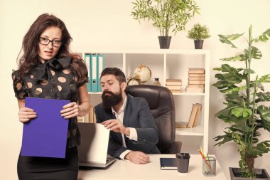 İş raporu. Ofiste ki çift. Başarılı bir iş ekibi. Erkek ve çekici kadın. Patron müdürü ve ceo pozisyonu. İş adamı sekreteri. İş çifti çalışıyor. İş ve kariyer
