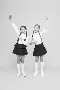 En sevdiğim yemek. Okul üniformalı mutlu sınıf arkadaşları. Okula dönüyorum. Küçük kızlar sağlıklı meyve suyu ya da yoğurt tutarlar. Öğle yemeği molasında. Gözbebekleri sarı arka planda. dostluk kavramı