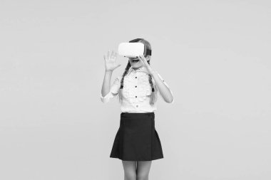 Yeni teknolojileri test ediyoruz. Gelecekteki eğitim. Okula dönüyorum. Dijital gelecek ve yenilik. Sanal gerçeklik. VR kulaklıklı kız. Küçük çocuk kablosuz sanal gerçeklik gözlüğü takıyor. Mutlu çocuk modern teknoloji kullanıyor.