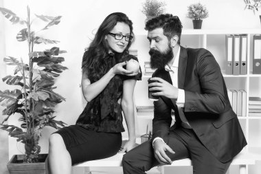 Biraz ister misin? Seksi kadın sakallı adama elma ikram ediyor. İş çifti ofiste atıştırmalık molası veriyor. İş için sağlıklı doğal atıştırmalıklar. Vitamin atıştırmalığı. Kolay ve lezzetli ofis atıştırmalıkları. İşte sağlıklı beslen.