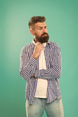 Müzik çizelgesi. Hipster sakallı, müzik dinliyor. Yakışıklı müzik aşığı. Kulaklıklı adam. Akış siteleri en gözde ve sıcak etrafında. Ücretsiz online müzik kaynakları farklı özellikler. Kablosuz teknoloji