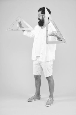 Adam matematik dersi. Ölçme aleti kullanan öğrenci. Mühendislik mimarlık fakültesi öğrencisi. Akıllı öğrenci. Üniversite eğitimi. Üçgenli sakallı. Özellikleri keşfetme