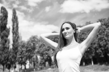 Açık havada eğitim. Kadın sağlıklı vücut uygulama yoga açık doğa arka plan. Kız germe egzersiz. Kasları germe. Yoga koçu. Pilates fitness ve kilo kaybı. Germe egzersizleri