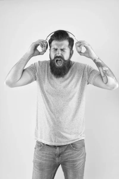 Genre de musique moderne. Homme barbu écouter et chanter une chanson moderne. Les hipsters modernes portent des écouteurs élégants. Utiliser la technologie moderne pour le plaisir. Fun et divertissement — Photo