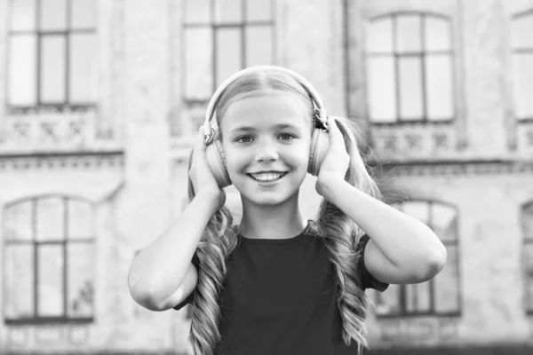 Espandere le opportunità. Ispirato dalla musica. Ragazza ascoltando musica gadget moderno. Ragazzo carino con auricolare wireless. Cuffie stereo. Ragazzo adorabile che usa la tecnologia moderna. Bambino moderno. Suono perfetto — Foto Stock