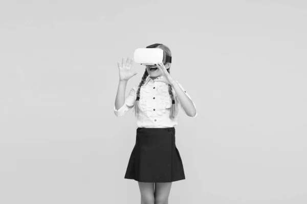 새로운 기술을 시험하기. 미래 교육. 다시 학교로. 디지털 미래와 혁신. 가상 현실. VR 헤드셋을 하고 있는 소녀. 어린 아이는 무선 VR 안경을 착용 한다. 행복 한 아이는 현대 기술을 사용 합니다. — 스톡 사진