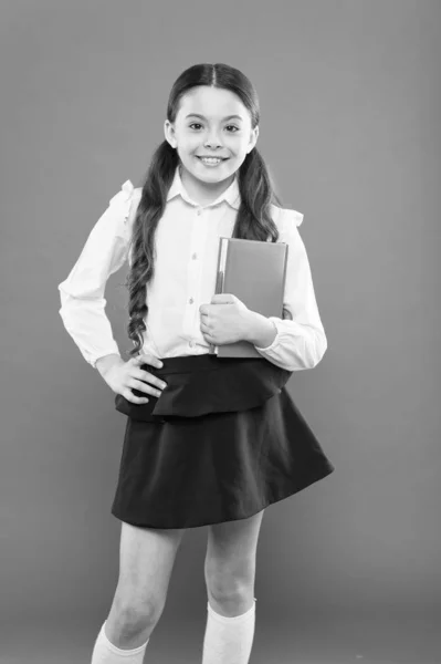 Lidar com o stress escolar. Excelente primeiro. Menina criança segurar livro. Menina da escola estudando manual. Livro de retenção de uniforme escolar infantil. Emocionado com o conhecimento. Equilíbrio de vida e positividade. Boas vibrações — Fotografia de Stock