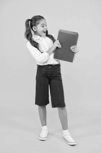 De volta à escola. Aluna alegre. Os alunos querem estudar. A começar a aula. Menina com livros a caminho da escola. Dia do conhecimento. Estudante elegante preparar pastas de trabalho para a lição. Papelaria escolar — Fotografia de Stock