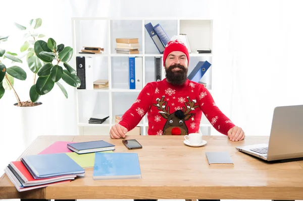 A fazer festas. Homem de negócios feliz no saltador de Natal. Moda hipster no escritório. Moda malhas para férias de inverno. Tendências de moda para celebração de férias. Feliz Natal. Ano Novo moda nova — Fotografia de Stock