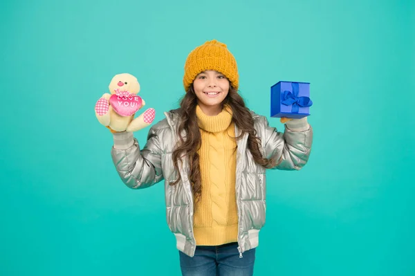 Zimní nákupy. Malá dívka zimní oblečení držet dárkové krabice hračka. Dobrá koupě. Kup dárky. Nakupování před Vánocemi. Nákupní zábava. Ziskové nabídky a sezónní slevy. Speciální prodej pro dětské potřeby — Stock fotografie