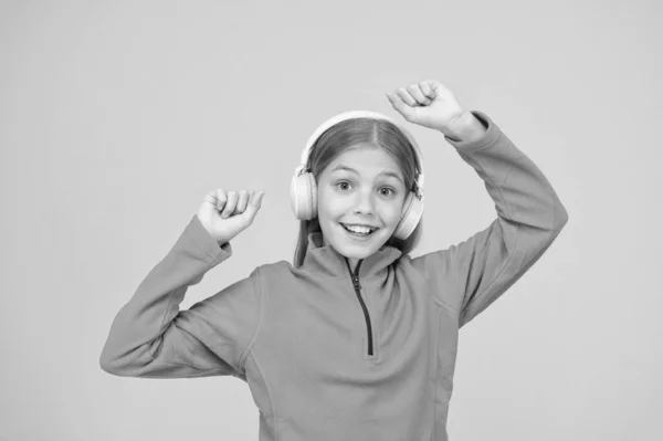 La canción es genial. Lindo niño pequeño escuchar la canción en el fondo amarillo. Adorable niña disfrutar de la canción jugando en los auriculares. Componiendo su canción. Música. Concierto — Foto de Stock