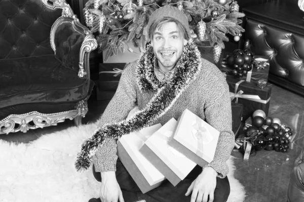 Hombre sonrisa con cajas de regalo en el árbol de Navidad — Foto de Stock