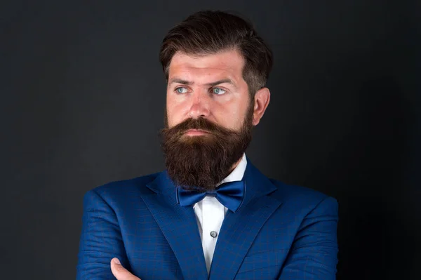 Stile classico estetico. Vestito formale da uomo d'affari. Estetica maschile. Parrucchiere parrucchiere. Rendere governare maschio più semplice e più piacevole. Barba da uomo ben curata in completo. Moda maschile ed estetica — Foto Stock