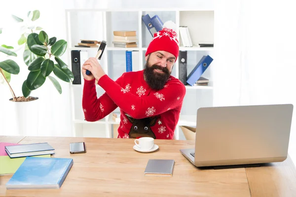Gyűlölöm. Az őrült kalapáccsal ütötte meg a laptopot. Brutális üzletember őrült tekintettel. Szakállas hipszter őrült hangulatban. Őrülten elfoglalt karácsony este. Szükséges téli szünet — Stock Fotó