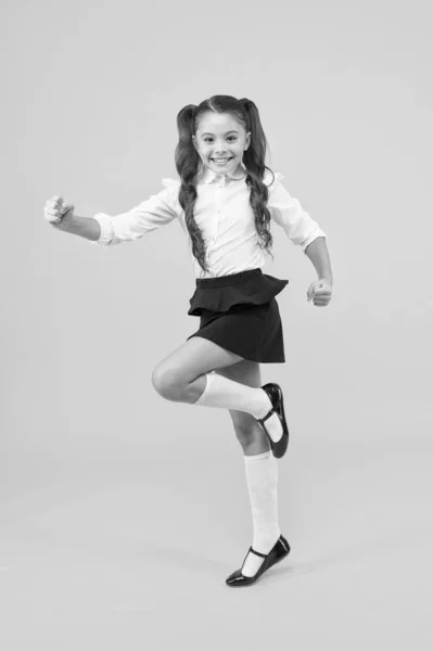 Továbbmenni. Aktív gyerek. Lány úton tudást. Tudásnap. Vissza az iskolába. Kid vidám iskolás fut. Tanuló akar tanulni. Aktív gyermek mozgásban. Szabadság koncepcióját. A tudás meghatározott sikere — Stock Fotó