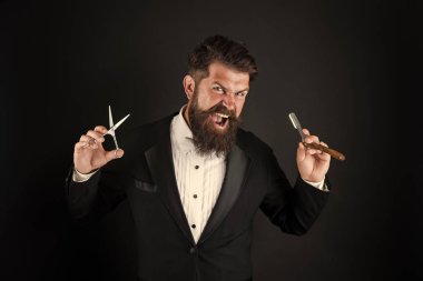 Keskin bıçak. Hipster yakışıklı sakallı giymek smokin. Berber dükkanı konsepti. Tehlikeli bıçağı tıraş etmek. Bıyık larını büyüt. Büyüyen ve bıyık bakımı. Bıyıklı adam. Sakal ve bıyık tımar