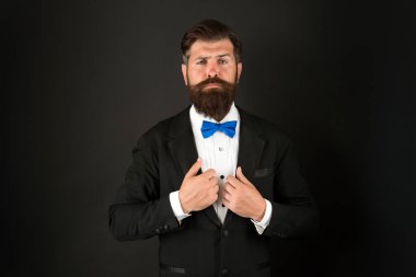 Damat sakallı hippi smokin ve mavi papyon giyer. Düğün günü konsepti. Şık damat. Zarif koleksiyon. Temiz ve düzenli. Stilist moda uzmanı. Takım elbise tarzı. Damat için moda trendleri
