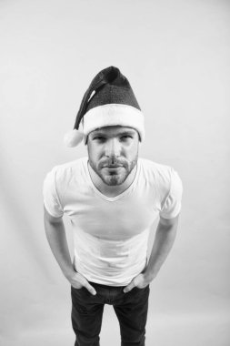 Kırmızı santa şapka kısık gözlerle bak dostum