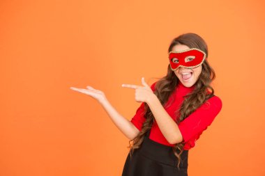 Gizemli misafir. Anonim olarak halka açık bir etkinliği ziyaret et. Yeni yıl partisi. Karnaval partisi. Maskeli balo konsepti. Çocuk göz maskesi takıyor. Maske takan bir kız. Etkinlik ve eğlence. Parti kutlaması