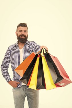 Fuar ticaret rekabeti ve pazarda doğru bilgi. Güvenli alışveriş. Tüketiciyi koruma konsepti. Adam mutlu tüketici alışveriş çantaları tutun. Al ve sat. Tüketiciyi koruma yasaları hakları güvence altına