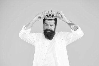 Büyük patron. Bencil bencil adam. Narsist biri. Üstünlük kompleksi. Beyazlı sakallı adam. Kendini sev. Tatil karnavalı kutlaması. Vahşi ve yakışıklı prens sarı arka planı. Partinin kralı