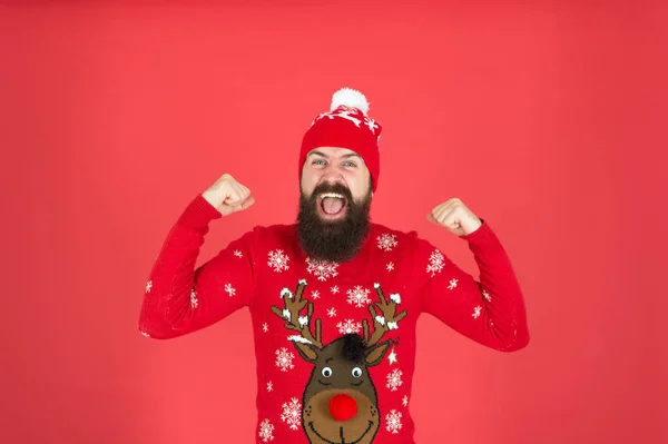 Io sono il vincitore. Partecipa festa mania festa e ospitare brutto partito maglione di Natale. Compra vestiti festivi. Maglione con cervo. Hipster allegro uomo barbuto indossare maglione invernale e cappello. Felice anno nuovo — Foto Stock