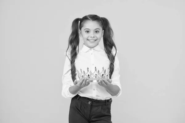 Hermosa princesa. Reina de clase. Concepto de competencias escolares. Adorable niña coronada campeona. Feliz coronación ganadora. Es lo mejor. Vida de princesa. Símbolo de lujo. Princesa pequeña —  Fotos de Stock