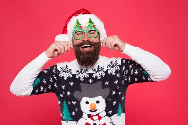 Concepto de barbería. Papá Noel usa gafas de fiesta de árbol de navidad. Accesorios de vacaciones fiesta de Navidad. Navidad y Año Nuevo. Feliz hombre barbudo con aspecto de santa. Mustache bien arreglado —  Fotos de Stock