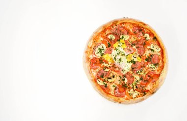 Teslimat ve İtalyan mutfağı konsepti. Sucuklu ve mantarlı pizza.