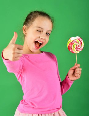 Kadın yuvarlak şekilli lolipop tutuyor. Neşeli yüzlü çocuk